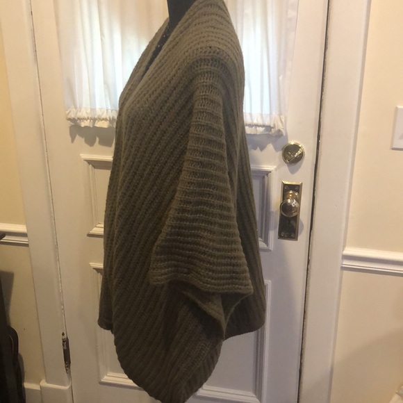 AERIE Women’s Olive Wide Knit One Size Loose Fitting Cardigan Wrap With Arms OS - Picture 4 of 9